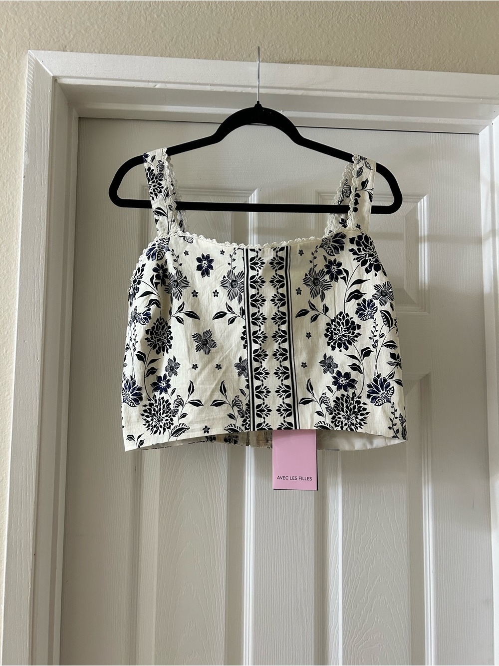 Avec Les Filles Cream and Navy Floral Cropped Tank